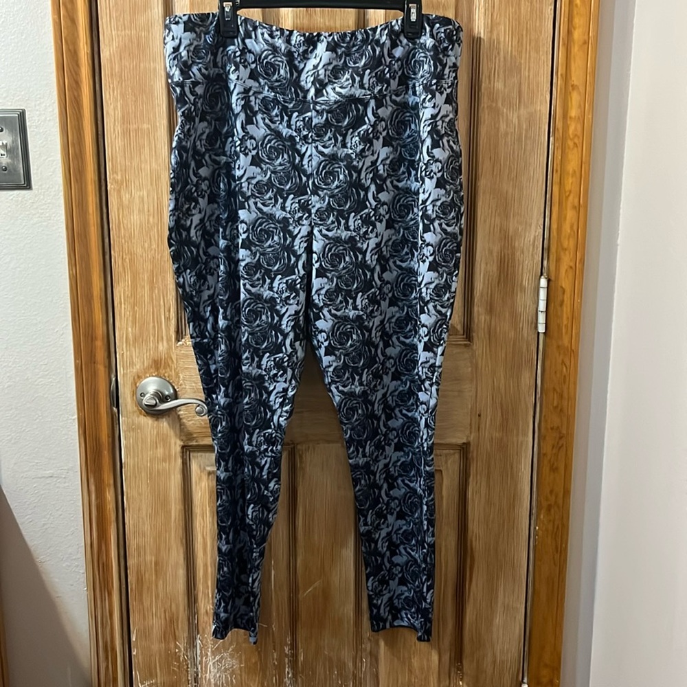 Silver and Black Rose Patterned Yoga Legging